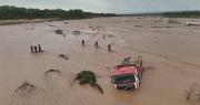 Camión queda atrapado en el río Piraí tras crecida; bombero señala que tres personas fueron evacuadas