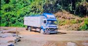 Transportista denuncia que sujetos armados se llevaron su camión con carga de mineral y luego abandonaron el vehículo