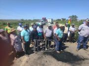 Productores y Gobierno gestionan diálogo, pero mantienen los bloqueos en carreteras de Santa Cruz