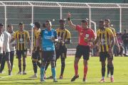 Polémica por los errores en la cancha de fútbol