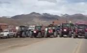 Tractoristas bloquean carretera en Achacachi y amenazan con un “tractorazo” por el diésel