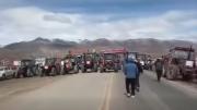 Tractoristas bloquean carretera en Achacachi contra el “diéselazo” y amenazan con un “tractorazo” hacia La Paz