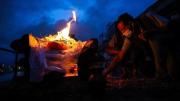Inundaciones en Nepal: Familiares de desaparecidos, ya sin esperanzas, organizan ceremonias simbólicas