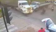 Tráiler embiste una motocicleta y deja a una mujer muerta y un hombre herido