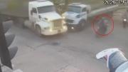 Motociclista queda herido y su pasajera fallece luego de ser embestidos por un tráiler