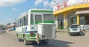 Video: Chofer encontró una insólita manera de transportar una heladera en un micro