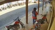 Falso mototaxista violenta el seguro y roba una motocicleta afuera de una unidad educativa en Montero