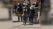 Solidaridad en Viacha: niños entregan dulces a uniformados que resguardan el cuartel Bolívar