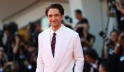 Robert Pattinson recibe ovación de siete minutos en Venecia y apunta al Oscar por “Primetime”