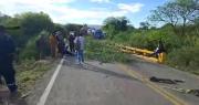 Campesinos bloquean ruta a los valles cruceños y exigen eliminar el registro para compra de combustible en bidones