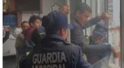 Guardias municipales intentan desalojar a concejales en huelga de hambre