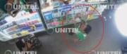 Denuncian que una mujer lanzó la bandera cruceña al piso en un mercado de Santa Cruz