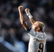 Santos saca ventaja liderado por Gabigol y con Neymar en la grada