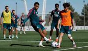 Mourinho defiende a Vinícius y Mbappé de las críticas