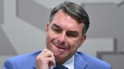 Una investigación contra Flávio Bolsonaro empantana la campaña electoral en Brasil