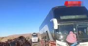 Denuncian que una turba embosca y apedrea un bus con 35 pasajeros en plena carretera