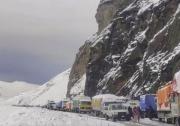 Una persona muere y cinco quedan heridas