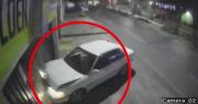 Video: Conductor apuñala a un hombre y choca dos veces contra una licorería