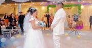 ¡Conmovedor! Sus padres fallecieron, pero la IA los hizo “presentes” en su boda