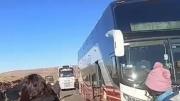 UNA TURBA EMBOSCA Y APEDREA UN BUS CON 35 PASAJEROS EN PLENA CARRETERA EN UYUNI