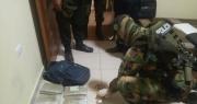 Aprehenden a extranjero en poder de un arma de fuego y con paquetes de droga