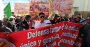 Maestros urbanos salen en marcha en La Paz en medio del Estado de excepción y ante presencia policial