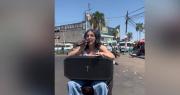 ‘MotoSong’: Lita lleva su música a las calles de Santa Cruz y conquista al público sobre dos ruedas