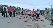Nuevo bloqueo de estudiantes corta el paso en la ruta nueva Cochabamba – Santa Cruz, en pleno Estado de excepción