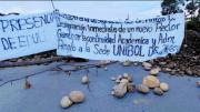 Estudiantes de la Unibol desacatan el estado de excepción y bloquean la carretera nueva Cochabamba-Santa Cruz