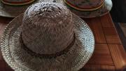Mujeres que tejen sombreros cambas con la palma de saó