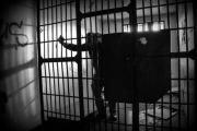 Le dan 30 años por violar a su hija de siete años