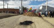 Bloqueo impide ingreso de camiones al relleno sanitario de Villa Ingenio; comunarios exigen mayor presupuesto