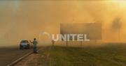 Incendio cerca de Viru Viru deja densa humareda y el viento dificulta trabajo de bomberos