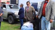 Circula foto en el que al presidente de Diputados pareciera que le amarran los guatos