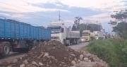 Bloqueo en Chimoré: Vehículos transitan con precaución debido a que solo se habilitó un carril