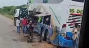 CHOQUE FRONTAL ENTRE UN BUS DE PASAJEROS Y UN CAMIÓN: Deja 7 fallecidos y al menos 17 heridos