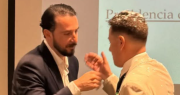 Edmand Lara entrega reconocimiento a Juan Pablo Velasco: “Valoro su valentía”