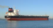 Choque en aguas de Singapur: barco de carga colisiona con un pesquero