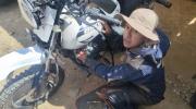 Ingeniero de la UPEA desarrolla motocicleta que funciona con gasolina y GNV
