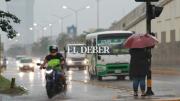 Santa Cruz de la Sierra inició este martes con intensa lluvia, calles inundadas y pocos micros