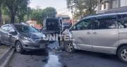 Choque entre dos vehículos deja a tres personas heridas y daños materiales de consideración