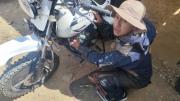 Estudiante de la UPEA desarrolla motocicleta híbrida que funciona con GNV y gasolina