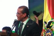 Camacho recibe la Cruz Potenzada, pide disculpas por errores y llama a la unidad de los cruceños