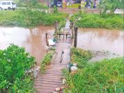 Canales de drenaje rebalsan por las lluvias y la gente padece la falta de micros