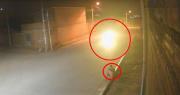 Cámara captó al vehículo que arrolló a una madre y su hija que estaban sentadas en la acera y luego fugó