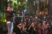 Luis Vega hace vibrar el estand de EL DEBER al ritmo de sus canciones