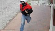 Cámaras de seguridad captan el atraco a un librecambista en la Santa Cruz