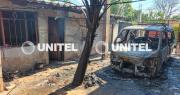 Incendio deja en chatarra a un minibús y una vivienda en el Plan Tres Mil