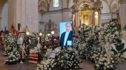 Miles despiden a Monseñor Centellas en Sucre; este martes será sepultado en la Catedral