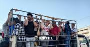 Camionetas, largas esperas y recorridos por tramos, así se trasladan los pasajeros ante el paro de transporte en Santa Cruz